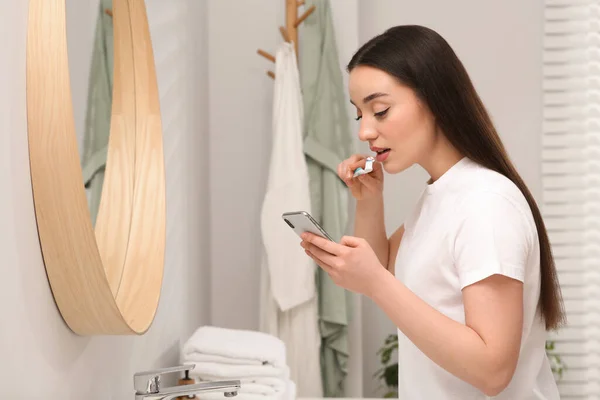 Молодая Женщина Пользуется Смартфоном Чистит Зубы Ванной Интернет Зависимость — стоковое фото