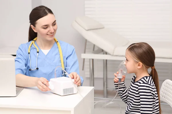 Medical Assistant Sitting Sick Little Girl While She Using Nebulizer — Stock Photo, Image