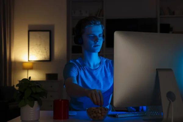 Adolescente Comiendo Usando Computadora Habitación Por Noche Adicción Internet —  Fotos de Stock