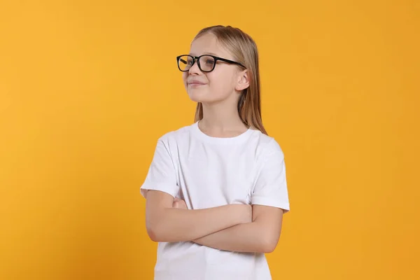 Portré Aranyos Lány Szemüvegben Narancssárga Háttér — Stock Fotó