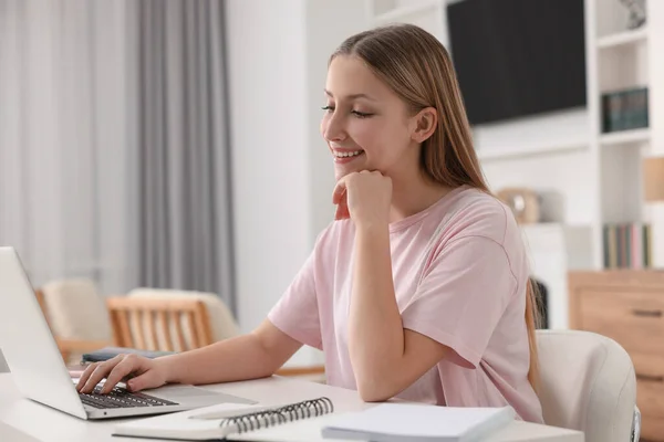 Online Leren Tiener Meisje Typen Laptop Aan Tafel — Stockfoto