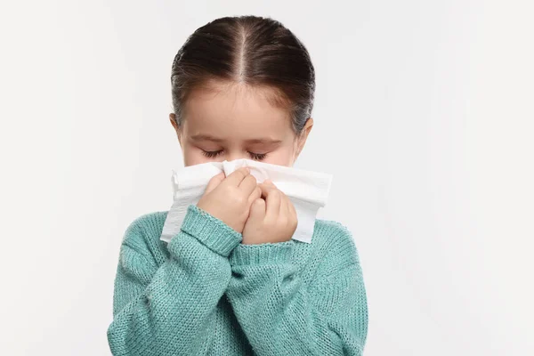 Mädchen Pustet Nase Gewebe Auf Weißem Hintergrund Erkältungssymptome — Stockfoto