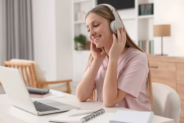 Online Learning Teenage Girl Headphones Looking Laptop Table — Stock Photo, Image