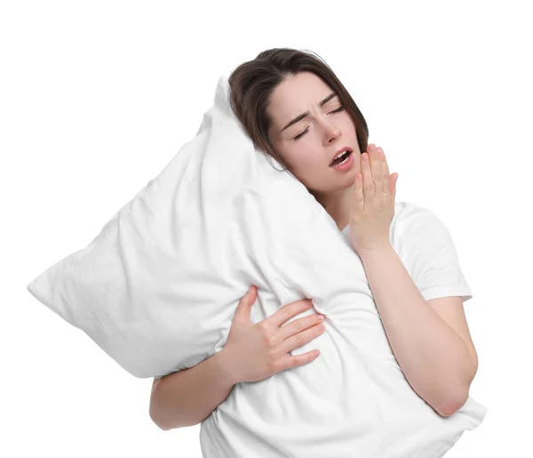 白い背景に枕のあくびをして眠そうな若い女性 不眠症の問題 — ストック写真