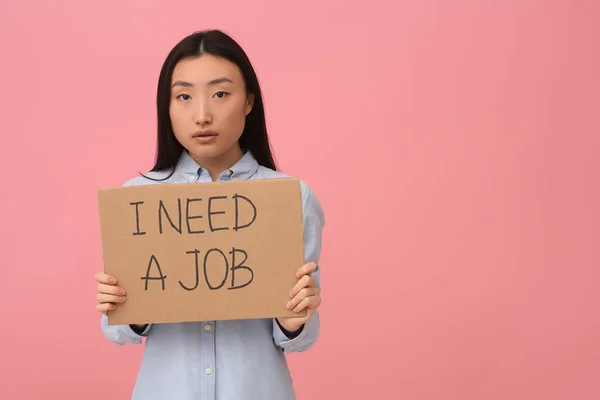 Disoccupato Asiatico Donna Holding Segno Con Frase Bisogno Lavoro Sfondo — Foto Stock