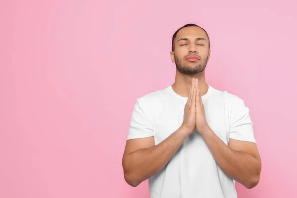 Афроамериканец Сжатыми Руками Молится Богу Розовом Фоне Пространство Текста — стоковое фото