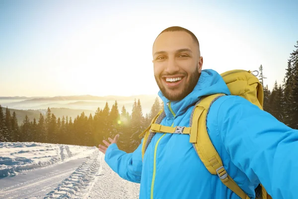 Sorridente Giovane Uomo Che Selfie Montagne Innevate — Foto Stock