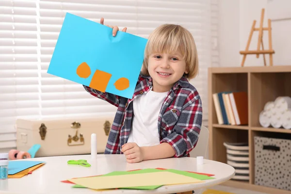 Söt Liten Pojke Med Färgglada Kort Vid Skrivbordet Rummet Hemarbetsplats — Stockfoto