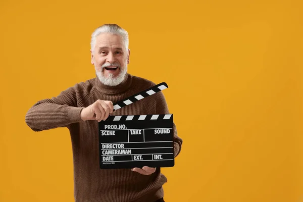 Starszy Aktor Trzymający Klapkę Żółtym Tle Miejsce Tekst Przemysł Filmowy — Zdjęcie stockowe