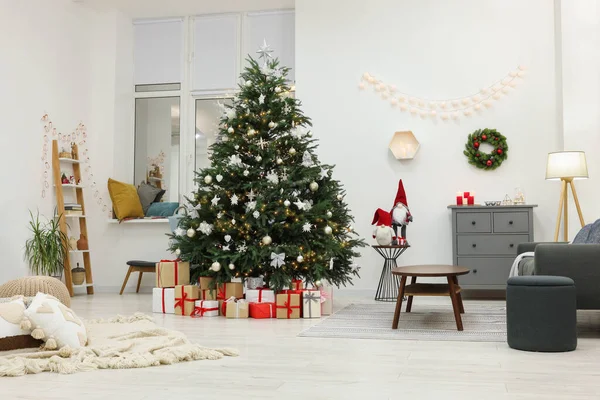 Bela Árvore Natal Caixas Presente Sala Estar Design Interiores — Fotografia de Stock