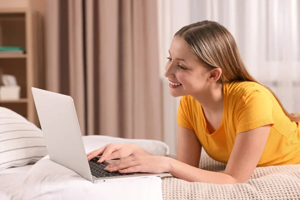 Online Tanulás Tini Lány Laptoppal Ágyon Otthon — Stock Fotó