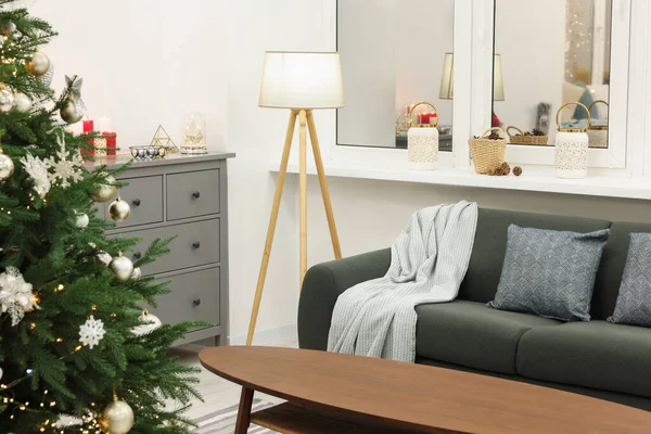 リビングルームで美しいクリスマスツリーと装飾 インテリアデザイン — ストック写真