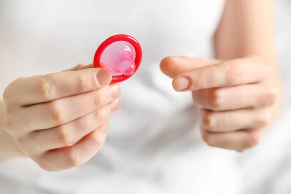 女人拿着打开的避孕套 特写镜头 安全性行为 — 图库照片