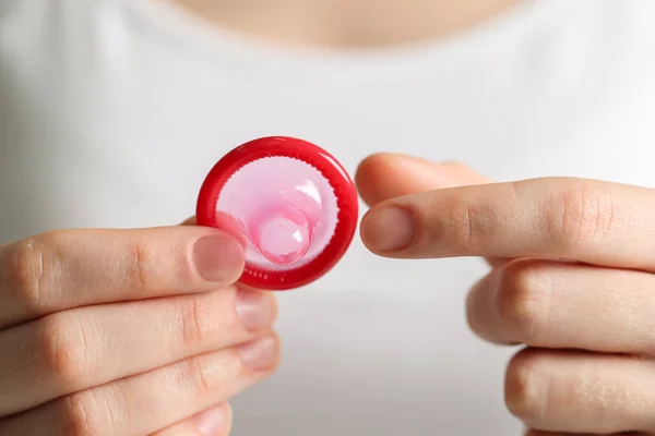 Wanita Memegang Kondom Membongkar Closeup Aman Seks — Stok Foto
