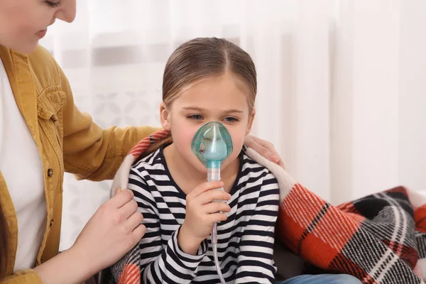 Mother Covering Her Daughter Plaid While She Using Nebulizer Inhalation — Stock Photo, Image