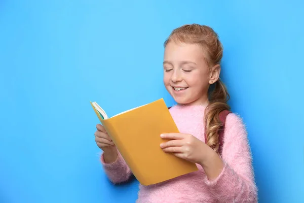 Счастливая Маленькая Девочка Рюкзаком Чтения Светло Голубом Фоне — стоковое фото