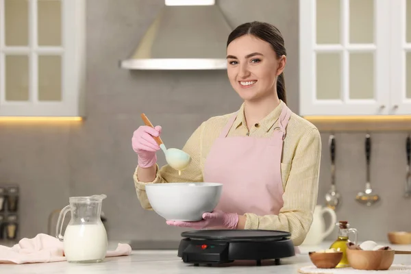 Genç Bir Kadın Mutfakta Leziz Krepler Pişiriyor Metin Için Boşluk — Stok fotoğraf