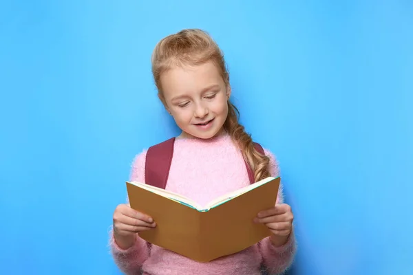 Niña Feliz Con Mochila Libro Lectura Sobre Fondo Azul Claro — Foto de Stock
