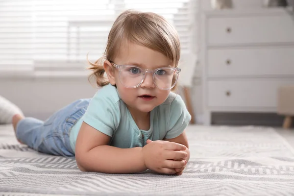 Χαριτωμένο Κοριτσάκι Γυαλιά Στο Πάτωμα Στο Σπίτι Χώρος Για Κείμενο — Φωτογραφία Αρχείου
