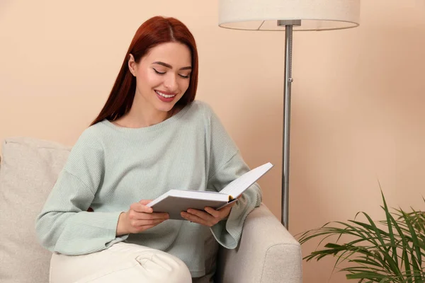 家里有红头发的快乐女人看书 — 图库照片