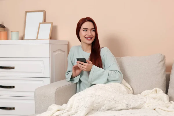 Kırmızı Boyalı Saçlı Mutlu Kadın Evde Akıllı Telefon Kullanıyor — Stok fotoğraf