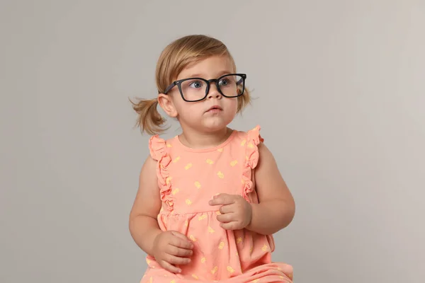 Roztomilé Holčička Brýlích Světle Šedém Pozadí — Stock fotografie