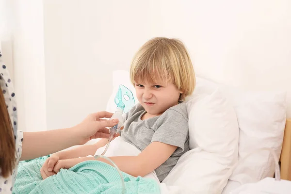Mãe Ajudando Seu Filho Doente Com Inalação Nebulizador Quarto — Fotografia de Stock