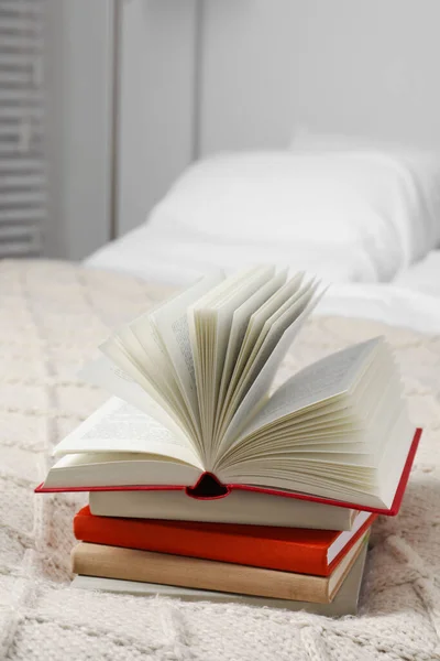 Yatak Odasındaki Beyaz Yumuşak Battaniye Üzerine Kitaplar — Stok fotoğraf
