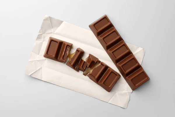 Papper Wrap Med Läckra Chokladkakor Ljusblå Bakgrund Ovanifrån — Stockfoto