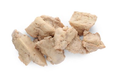 Beyaz arka planda lezzetli morina ciğeri parçaları, üst görünüm