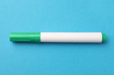 Açık mavi arkaplanda parlak yeşil işaret, üst görünüm