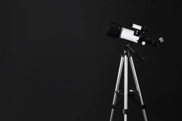 Tripé Com Telescópio Moderno Sobre Fundo Preto Espaço Para Texto — Fotografia de Stock