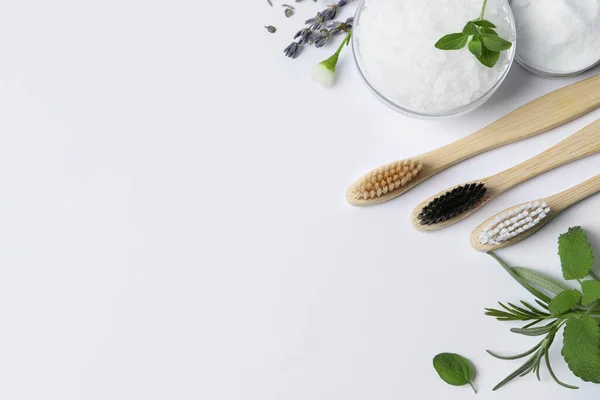 Vlakke Lay Compositie Met Tandenborstels Groene Kruiden Witte Achtergrond Ruimte — Stockfoto