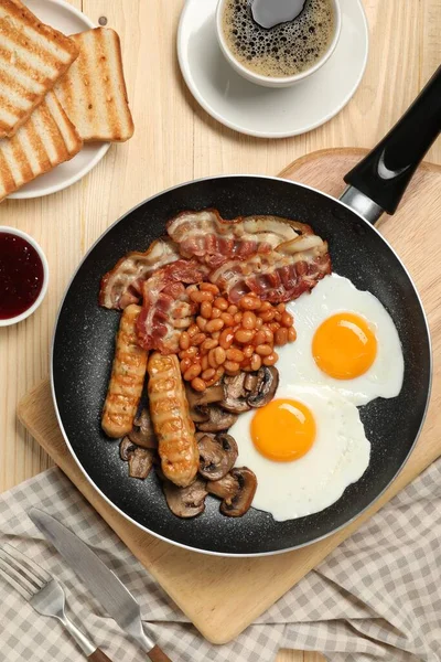 Τηγάνι Τηγανίσματος Μαγειρεμένο Παραδοσιακό Αγγλικό Πρωινό Και Φλιτζάνι Καφέ Ξύλινο — Φωτογραφία Αρχείου