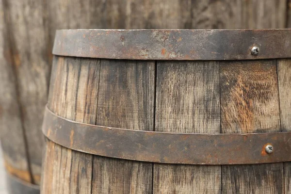 ぼやけた背景に伝統的な木製の樽を閉じます ワイン造り — ストック写真