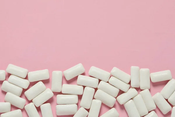 Lekkere Witte Kauwgom Roze Achtergrond Plat Gelegd Ruimte Voor Tekst — Stockfoto