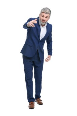 Beyaz arka planda şık giyinen olgun iş adamı.