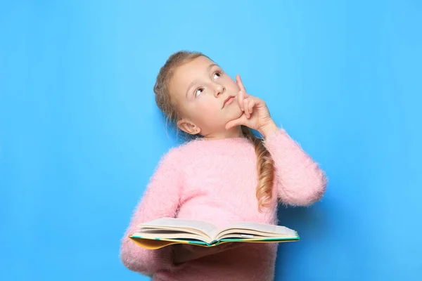 Маленькая Девочка Книгой Светло Голубом Фоне — стоковое фото