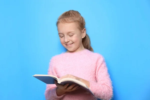 Happy Little Girl Czytania Książki Jasnoniebieskim Tle — Zdjęcie stockowe