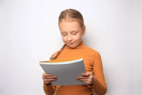 Bambina Lettura Libro Sfondo Bianco — Foto Stock