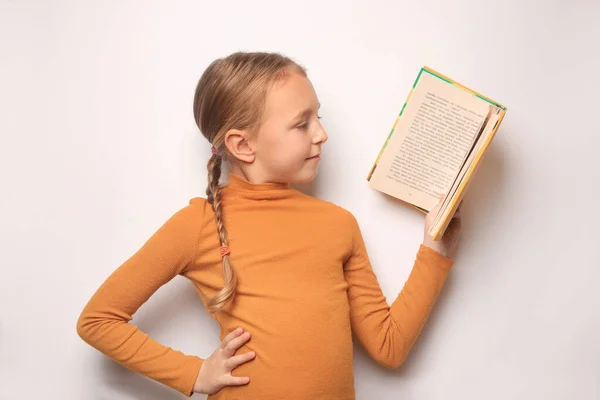 Boldog Kislány Olvasás Könyv Fehér Háttér — Stock Fotó