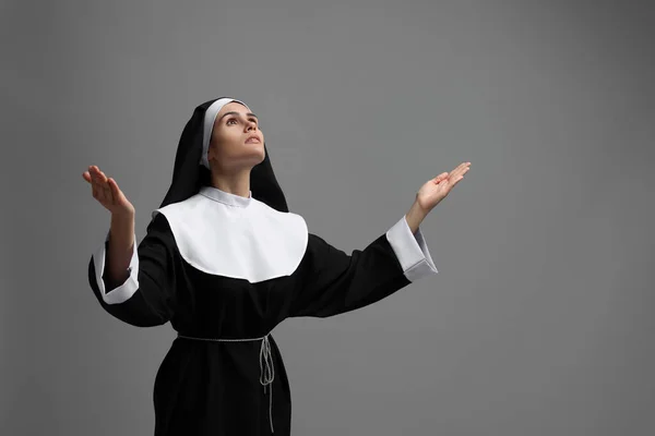 Rahibe Gri Arka Planda Tanrı Dua Ediyor Metin Için Boşluk — Stok fotoğraf