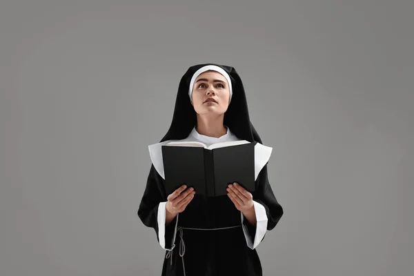 Ncil Olan Rahibe Gri Arka Planda Tanrı Dua Ediyor — Stok fotoğraf