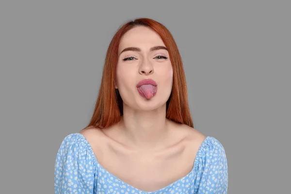 Glückliche Frau Zeigt Ihre Zunge Auf Grauem Hintergrund — Stockfoto