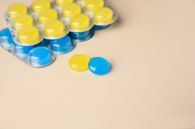 Bej arka planda öksürük pastili olan kabarcıklar, yakın plan. Metin için boşluk