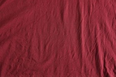 Arkaplan olarak buruşmuş koyu kırmızı kumaş, üst görünüm