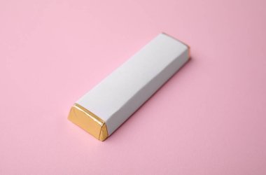 Pembe arka planda lezzetli çikolatalar.