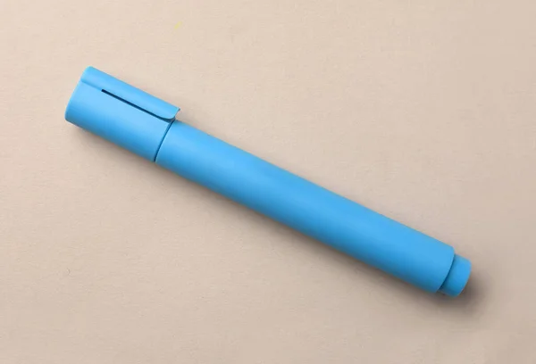 Heldere Lichtblauwe Stift Beige Achtergrond Bovenaanzicht — Stockfoto