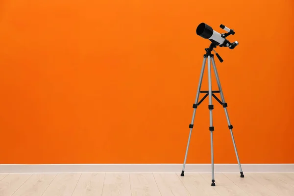 Tripod Modern Teleszkóppal Narancssárga Fal Közelében Szöveg Helye — Stock Fotó