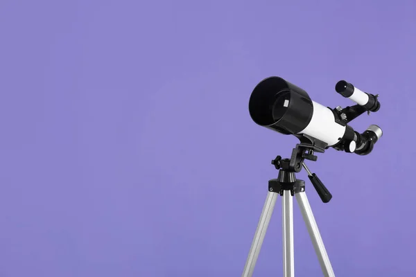 Trípode Con Telescopio Moderno Sobre Fondo Púrpura Claro Espacio Para — Foto de Stock